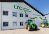 John Deere Traktoren vor einem LTC-Gebäude