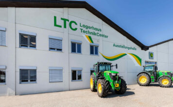John Deere Traktoren vor einem LTC-Gebäude