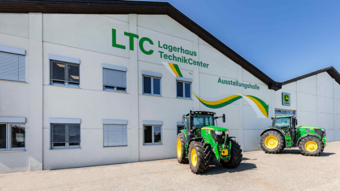 John Deere Traktoren vor einem LTC-Gebäude