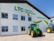 40 Jahre LTC und John Deere John Deere Traktoren vor einem LTC-Gebäude