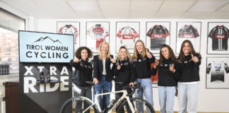 Die Fahrerinnen Ramona Grießer, Belinda Holzer, Amalie Cooper, Franziska Ehrenreich und Tabea Huys mit Christine Hofer von der Raiffeisen Werbung Tirol (2.v.l.)