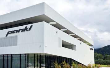 Gebäude mit Pankl-Logo