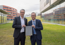 Dominik Engel und Heinz Konrad vereinbaren weitere Kooperation.