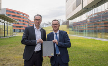 Raiffeisen Salzburg verlängert Partnerschaft mit FH Salzburg Dominik Engel und Heinz Konrad vereinbaren weitere Kooperation.