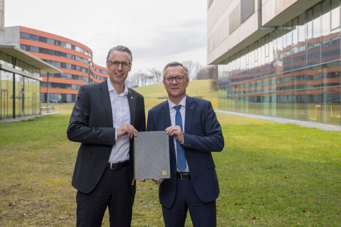 Dominik Engel und Heinz Konrad vereinbaren weitere Kooperation.