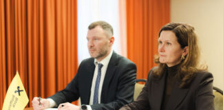 Bei der Vertragsunterzeichnung in Kiew: Stellvertretender Wirtschaftsminister Vitalii Kindrativ und Natalia Gurina, CEO der RBI-Tochter