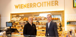 Martin Wienerroither und Manfred Wilhelmer in der neuen Bäckerei in Moosburg