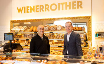 „Investitionen brauchen stabile Strukturen“ Martin Wienerroither und Manfred Wilhelmer in der neuen Bäckerei in Moosburg