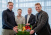 Die Afreshed-Gründer Lukas Forsthuber, Maximilian Welzenbach und Bernhard Bocksrucker freuen sich mit Generaldirektor Michael Höllerer (2.v.r.) über die Beteiligung.
