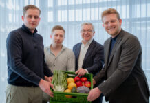 Raiffeisen NÖ-Wien steigt bei Afreshed ein Die Afreshed-Gründer Lukas Forsthuber, Maximilian Welzenbach und Bernhard Bocksrucker freuen sich mit Generaldirektor Michael Höllerer (2.v.r.) über die Beteiligung.