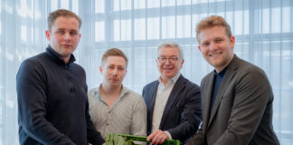 Die Afreshed-Gründer Lukas Forsthuber, Maximilian Welzenbach und Bernhard Bocksrucker freuen sich mit Generaldirektor Michael Höllerer (2.v.r.) über die Beteiligung.