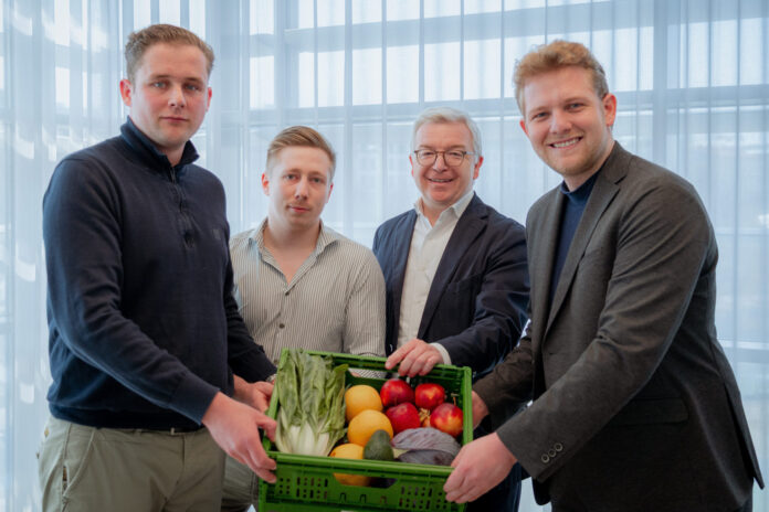 Die Afreshed-Gründer Lukas Forsthuber, Maximilian Welzenbach und Bernhard Bocksrucker freuen sich mit Generaldirektor Michael Höllerer (2.v.r.) über die Beteiligung.