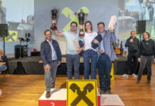 50 Jahre Raiffeisen Tirol Ski-Meisterschaften Claus Scheiber von der Raiffeisenbank Sölden (l.) und RLB-Vorstand Thomas Wass (r.) gratulierten Markus Pfister und Claudia Schmidt zu den Meistertiteln.