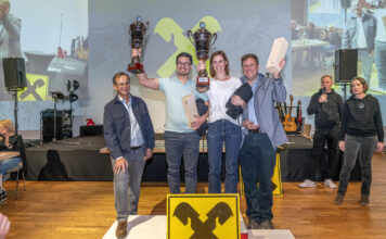 Claus Scheiber von der Raiffeisenbank Sölden (l.) und RLB-Vorstand Thomas Wass (r.) gratulierten Markus Pfister und Claudia Schmidt zu den Meistertiteln.