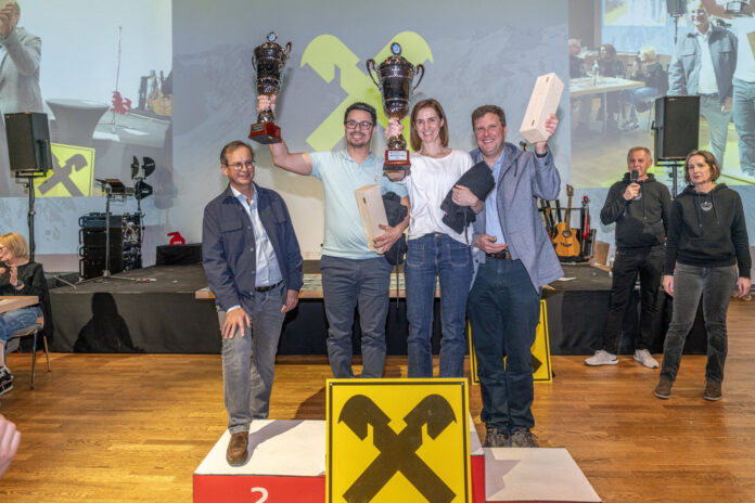 Claus Scheiber von der Raiffeisenbank Sölden (l.) und RLB-Vorstand Thomas Wass (r.) gratulierten Markus Pfister und Claudia Schmidt zu den Meistertiteln.