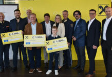 Sicherheitsverdienstpreis für burgenländische Alltagshelden Die Preisträger Daniel Dolnicar, Michael Spuller und Lewis Locsmandy mit Landespolizeidirektor-Stv. Werner Fasching, ORF-Landesdirektor Werner Herics, Rudolf Könighofer, Landespolizeidirektor Martin Huber, Generaldirektor-Stellvertreterin Eva Fugger, Herbert Kaiser, Vorstandsdirektor Rudolf Suttner und BVZ-Herausgeber Markus Stefanitsch