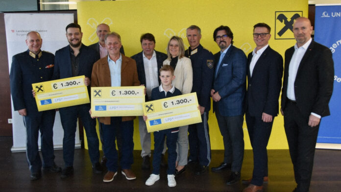 Die Preisträger Daniel Dolnicar, Michael Spuller und Lewis Locsmandy mit Landespolizeidirektor-Stv. Werner Fasching, ORF-Landesdirektor Werner Herics, Rudolf Könighofer, Landespolizeidirektor Martin Huber, Generaldirektor-Stellvertreterin Eva Fugger, Herbert Kaiser, Vorstandsdirektor Rudolf Suttner und BVZ-Herausgeber Markus Stefanitsch