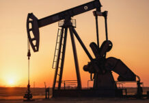 Eine Pferdekopfpumpe fördert Öl im Sonnenuntergang