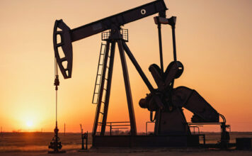 Eine Pferdekopfpumpe fördert Öl im Sonnenuntergang