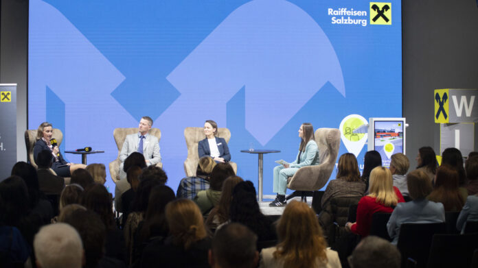Sandra Brunkel, Hannes Hettegger und Dagmar Herzog mit Moderatorin Julia Ehrenbrandtner (RVS)