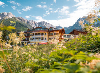 Urslauerhof Außenansicht mit Bergen im Hintergrund