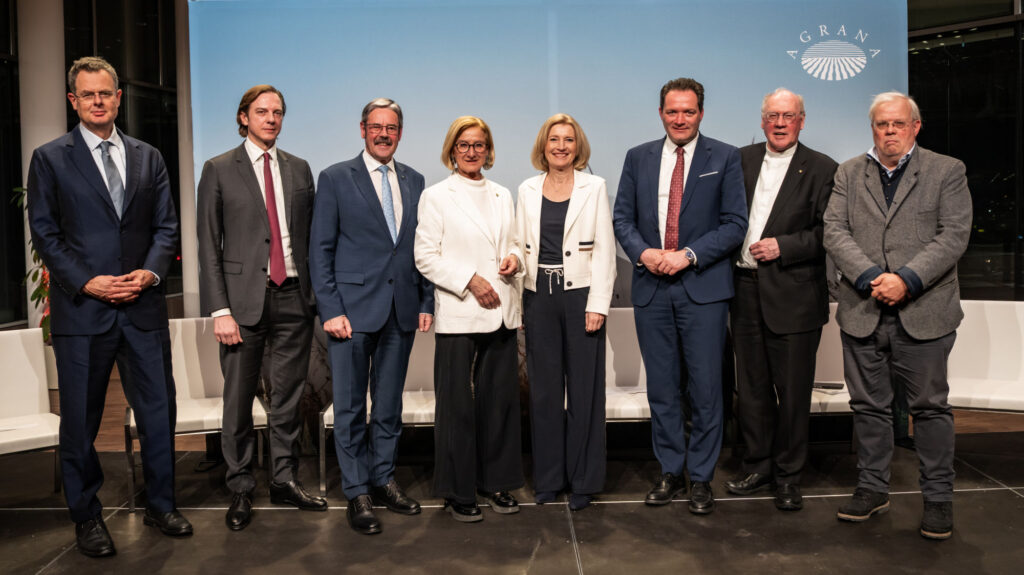 Lieferten spannende Einblicke in die Ressource Boden: Harald Katzmair, Stephan Büttner, Erwin Hameseder, Johanna Mikl-Leitner, Moderatorin Martina Salomon, Norbert Totschnig, Bischof Alois Schwarz und Christian Wehrschütz
