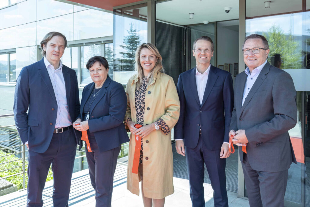 Agrana-CEO Stephan Büttner, Agrana-Fruit-Emba-CEO Darja Jamnik, Agrana Fruit Leiterin Food Service Anne-Laury Lartigue, Agrana-Fruit-GF Markus Wagner und Agrana-COO Franz Ennser beim Festakt anlässlich des Closings.