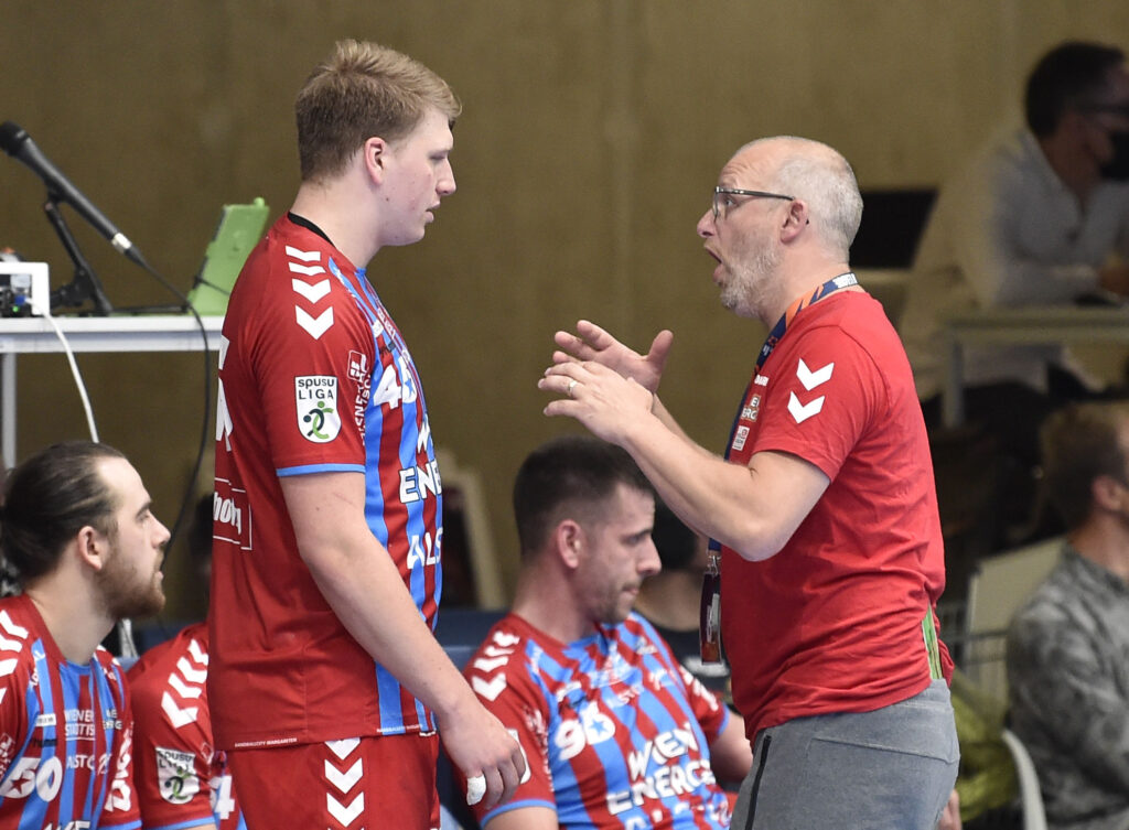 Trainer Peter Eckl im Gespräch mit einem Spieler.