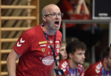 Trainer Peter Eckl schreit etwas vom Spielfeldrand