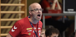 Trainer Peter Eckl schreit etwas vom Spielfeldrand