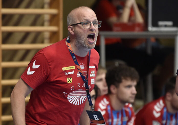 Trainer Peter Eckl schreit etwas vom Spielfeldrand