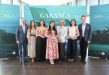 Erwin Hameseder und Elīna Garanča mit den fünf besten Zukunftsstimmen: Gabriela Celinska (4. Platz), Cemre Elisa (3. Platz), Günel Shirinova (1. Platz), Maria Shebzukhova (5. Platz) und Blaž Stajnko