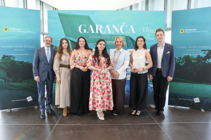 Erwin Hameseder und Elīna Garanča mit den fünf besten Zukunftsstimmen: Gabriela Celinska (4. Platz), Cemre Elisa (3. Platz), Günel Shirinova (1. Platz), Maria Shebzukhova (5. Platz) und Blaž Stajnko