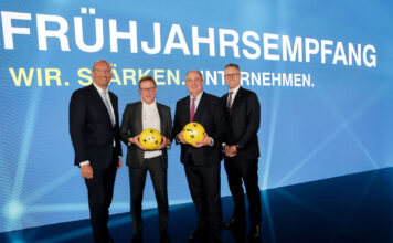 Generaldirektor Reinhard Schwendtbauer, ÖFB-Teamchef Ralf Rangnick, ÖFB-Aufsichtsratsvorsitzender Josef Pröll und Generaldirektor-Stellvertreter Stefan Sandberger beim Frühjahrsempfang der RLB OÖ