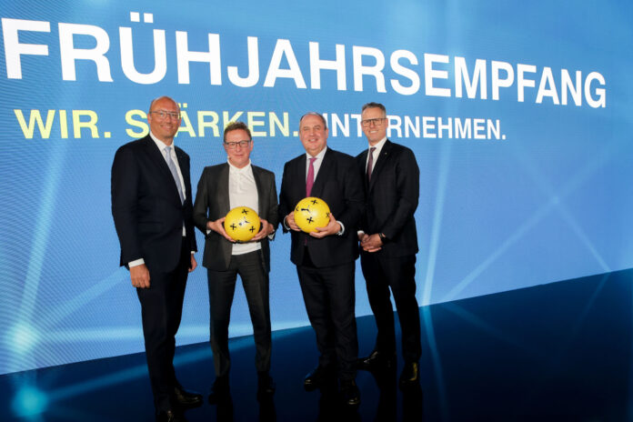 Generaldirektor Reinhard Schwendtbauer, ÖFB-Teamchef Ralf Rangnick, ÖFB-Aufsichtsratsvorsitzender Josef Pröll und Generaldirektor-Stellvertreter Stefan Sandberger beim Frühjahrsempfang der RLB OÖ