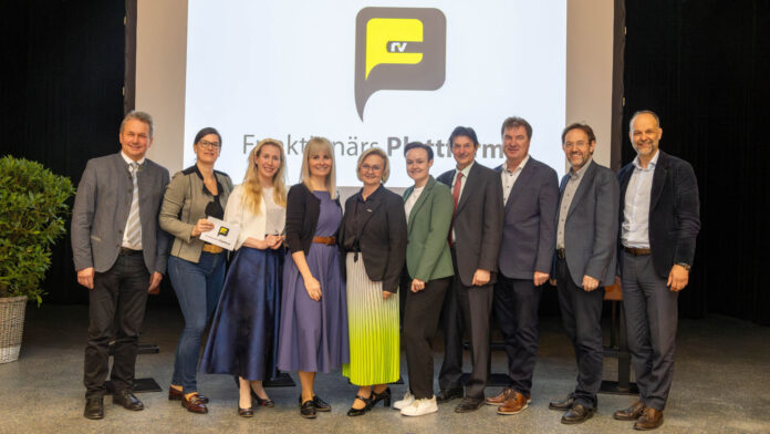 Verbandsobmann Franz Titschenbacher (links) und Verbandsdirektor Peter Weissl (rechts) mit Sonja Piro, Katrin Wallner, Jasmin Hirschmann, Gabriele Lechner, Christina Frewein, Peter Brezinschek, Bernhard Haas und Thomas Guggenberger