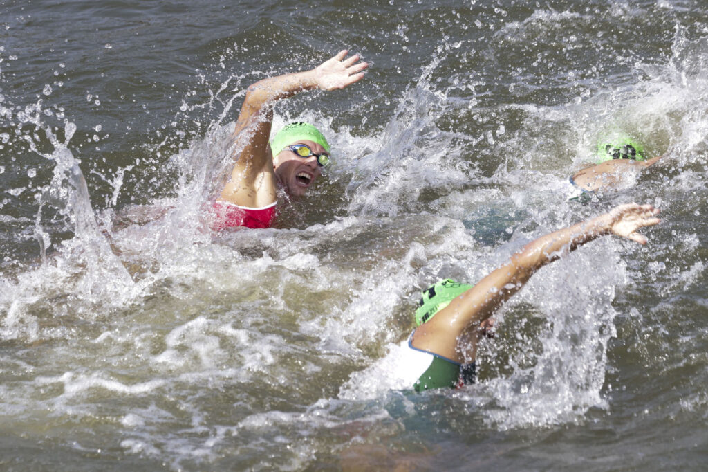 Tjebbe Kaindl beim Schwimmen