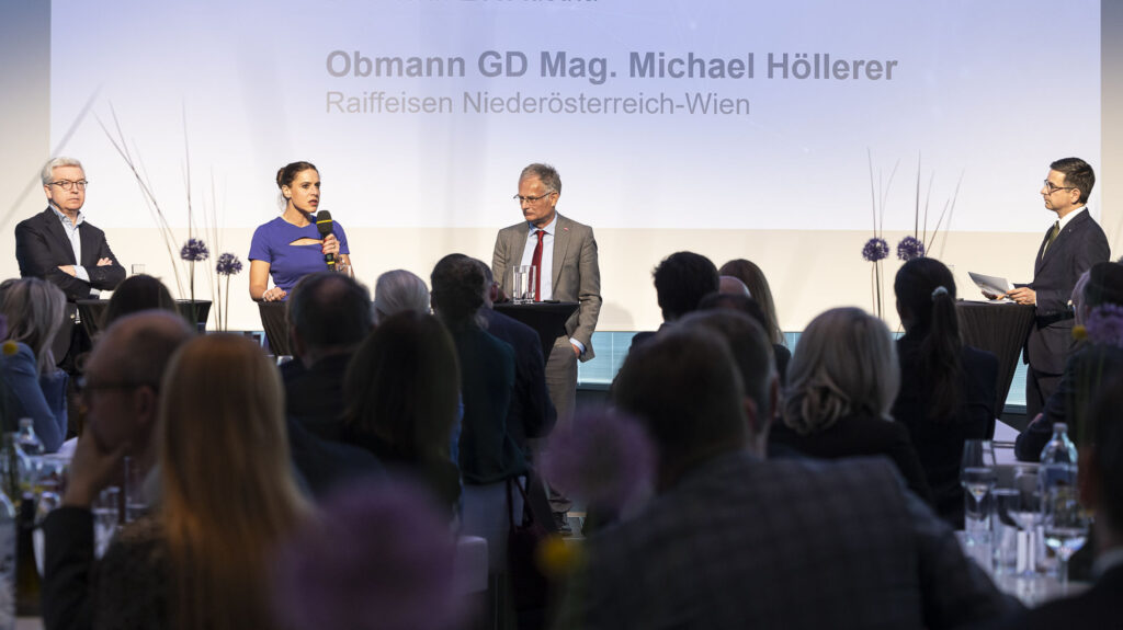 ÖRV-Generalsekretär Johannes Rehulka (r.) moderierte die Gesprächsrunde mit 
Raiffeisen-NÖ-Wien-Generaldirektor Michael Höllerer, Ökonomin Monika Köppl-Turyna 
und Bundesminister Markus Marterbauer