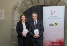 Geschäftsleiterin Josefa Hüttenbrenner und Benjamin Schmid vor dem Trakl-Haus