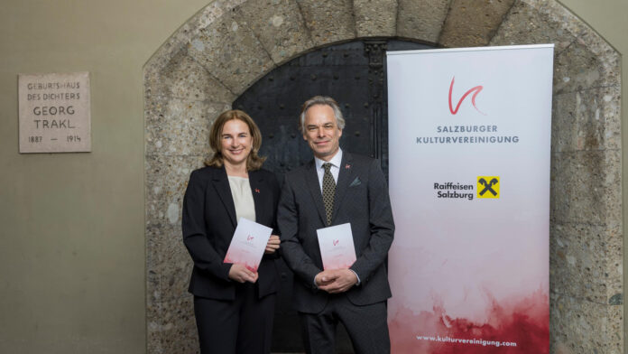 Geschäftsleiterin Josefa Hüttenbrenner und Benjamin Schmid vor dem Trakl-Haus