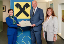 RLB OÖ spendet Laptops für Pflegeschüler Sigrid Burkowski, Christian Dörfel und Heike Schütz-Krennbauer