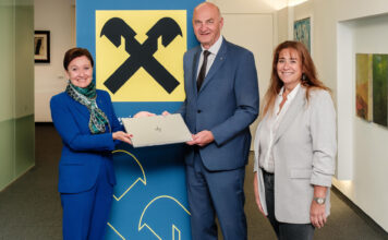 RLB OÖ spendet Laptops für Pflegeschüler Sigrid Burkowski, Christian Dörfel und Heike Schütz-Krennbauer