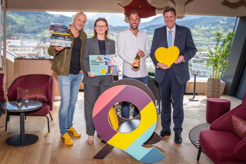 Bestsellerautor Bernhard Aichner, Vorständin Gabriele Kinast, Loft9-Geschäftsführer Hannes Gomig und Vorstandsvorsitzender Thomas Wass im Loft9