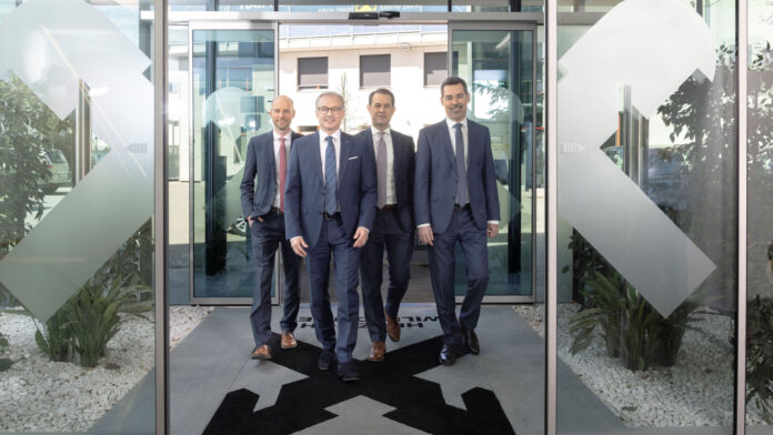 Für die Vorstände der Raiffeisenbanken ist der Zusammenschluss die logische Konsequenz in einem anspruchsvollen Marktumfeld: Michael Kammerer, Roland Hechenberger, Michael Hag und Andreas Hohensasser