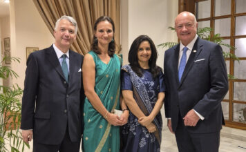 Nikolaus Somogyi, Sabine Zucker und Rajeshree Balsari mit Bundeskanzler Christian Stocker