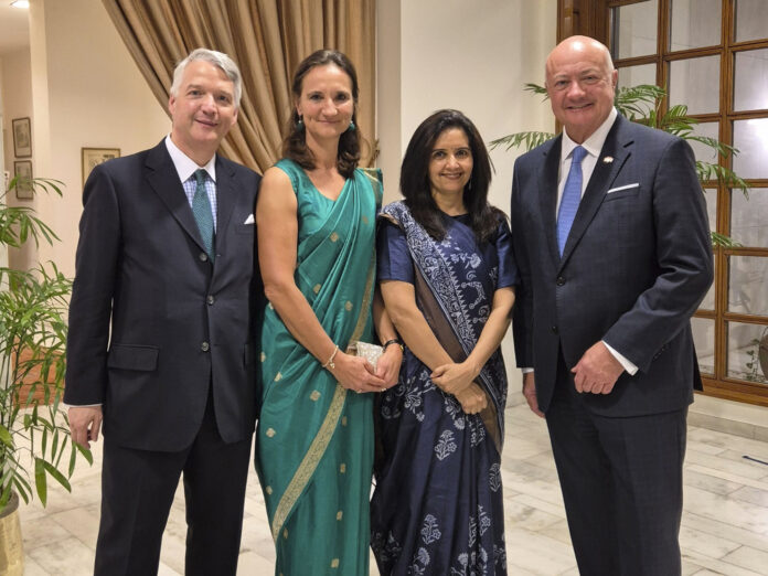 Nikolaus Somogyi, Sabine Zucker und Rajeshree Balsari mit Bundeskanzler Christian Stocker