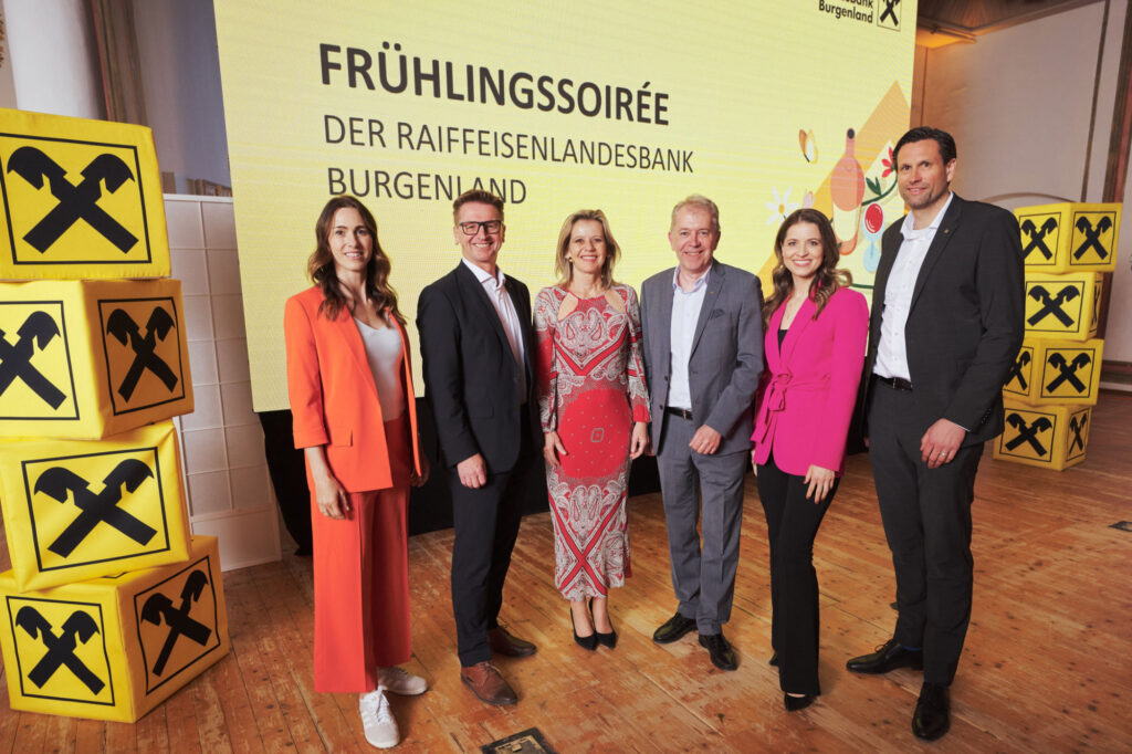 Keynote-Speakerin Viktoria Schnaderbeck, Vorstandsdirektor Rudolf Suttner, Generaldirektor-Stv. Eva Fugger, Aufsichtsratsvorsitzender Erwin Tinhof, Moderatorin Kristina Inhof und Vorstandsdirektor Matthias Trost
