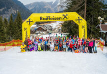 Alle Teilnehmende vor dem Zielbogen des Retro Skirennens am Sattelberg