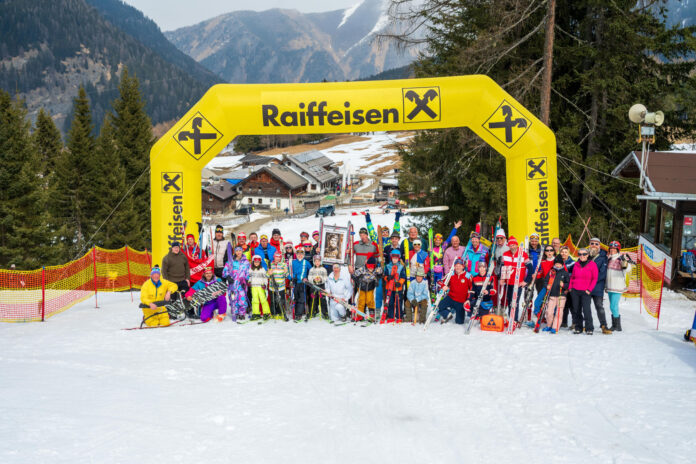 Alle Teilnehmende vor dem Zielbogen des Retro Skirennens am Sattelberg
