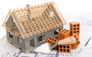 Symbolbild Hausbau: Plan, und Modell eines Hauses